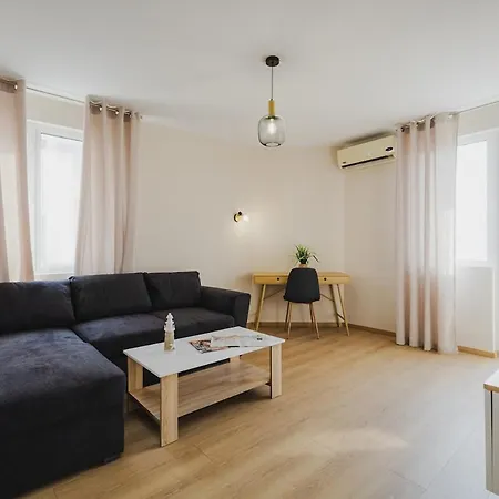 Apartman модерен ирида с басейн и градина Ravda