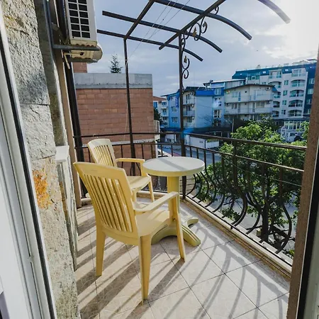 Apartman модерен ирида с басейн и градина *