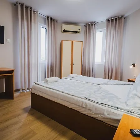 Apartman модерен ирида с басейн и градина