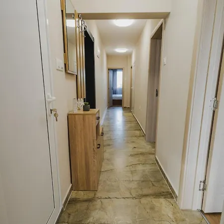 модерен ирида с басейн и градина Apartman