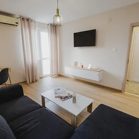 Apartman модерен ирида с басейн и градина *