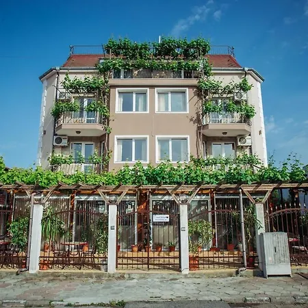 Apartman модерен ирида с басейн и градина