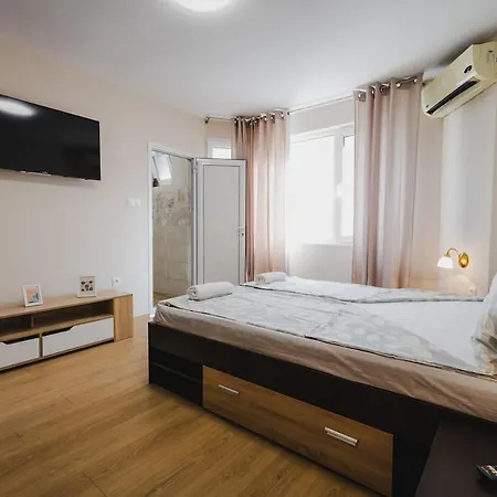 модерен ирида с басейн и градина Apartman