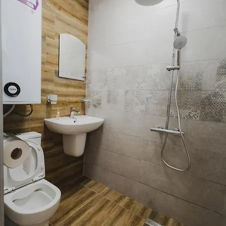 модерен ирида с басейн и градина Apartman Ravda